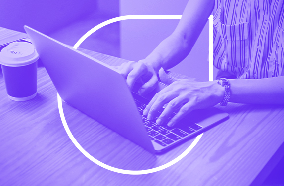 Capa do Blog sobre "Blog Corporativo e sua importância", com uma pessoa digitando no teclado de um notebook.