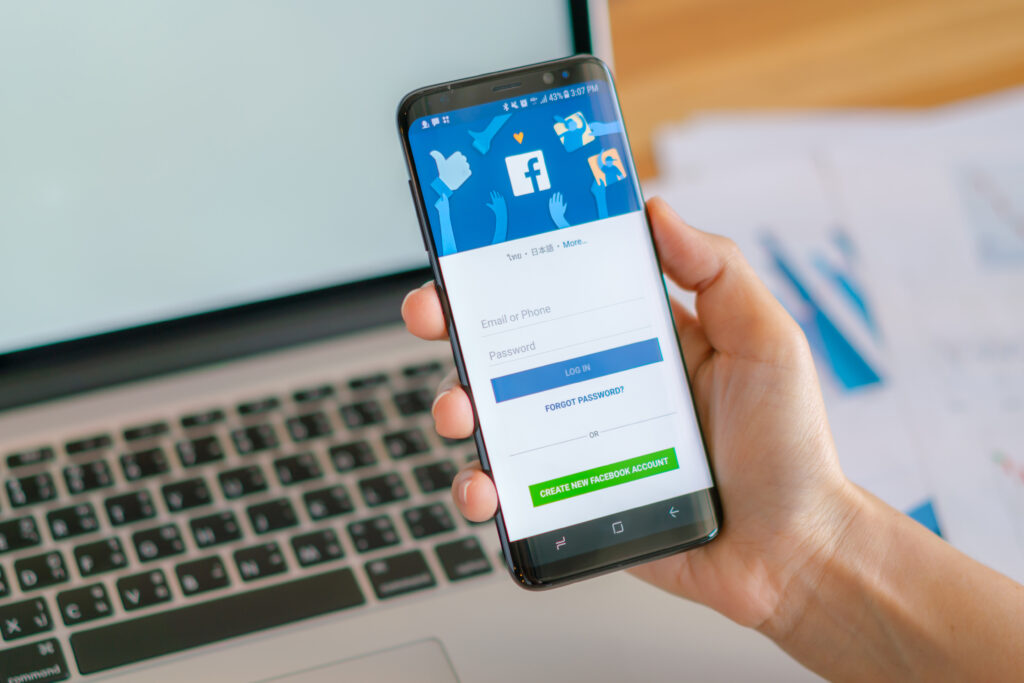 imagem de uma pessoa acessando o facebook no celular para representar o cbo facebook ads