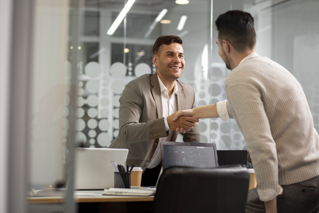 Homem conversando com um consultor de vendas.