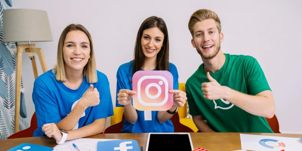 três pessoas com logotipos de redesocial para representar a tendência de marketing UGC