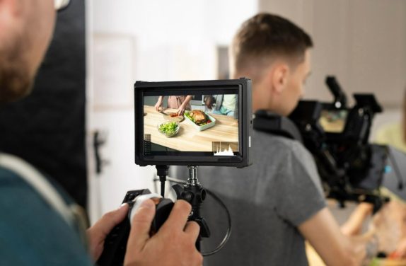pessoas ensaiando um vídeo marketing