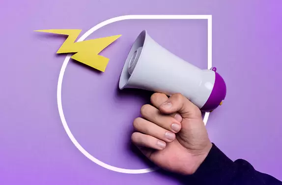 Capa do Blog "Tendências do Marketing Digital em 2023" com uma pessoa segurando um megafone, um dos símbolos de anúncios e do marketing.