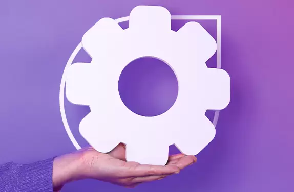 Capa do Blog "Para que serve o Google Search Console" com uma engrenagem branca em um fundo roxo, para simbolizar a utilização de uma ferramenta.