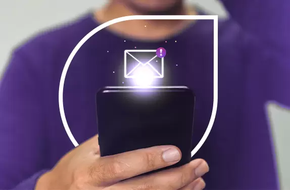 Capa do Blog sobre "Hard Bounce e Soft Bounce", mostrando uma pessoa que veste uma camisa de mangas longas, na cor roxa, segurando um smartphone que projeta um símbolo característico de emails.