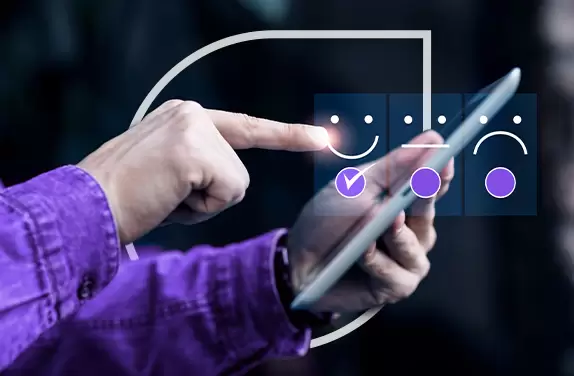 Capa do Blog "Como melhorar a experiência do usuário", como um homem de camisa roxa utilizando um smartphone.