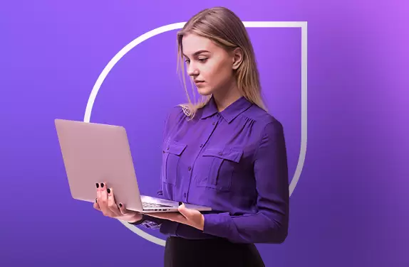 Capa do Blog "Google EEAT" com uma mulher loira, vestindo camisa social roxa, segurando um notebook com as mãos.