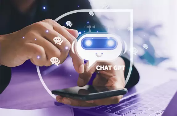 Homem usando o ChatGPT no celular.