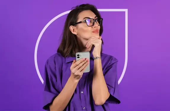 Mulher usando óculos enquanto usar o celular indicando o Lazy Load.