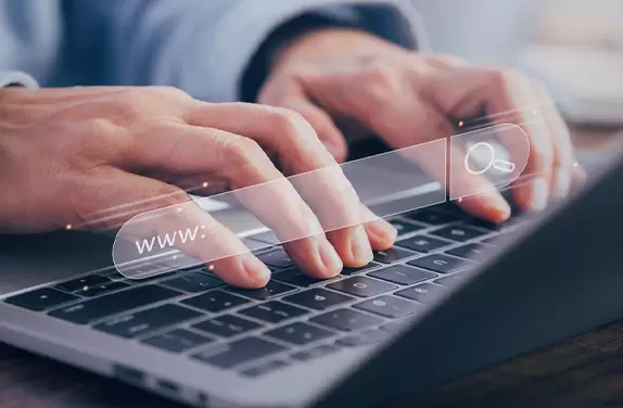 Homem verificando no computador quanto tempo demora uma estratégia de SEO.