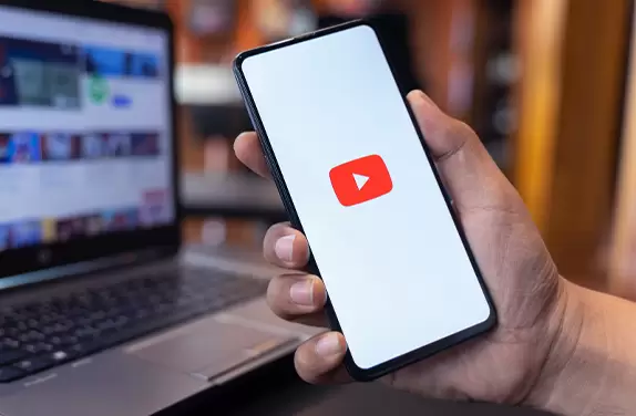 Imagem de um celular para o SEO no Youtube.
