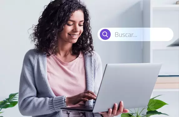 Mulher pesquisando as vantagens do SEO.