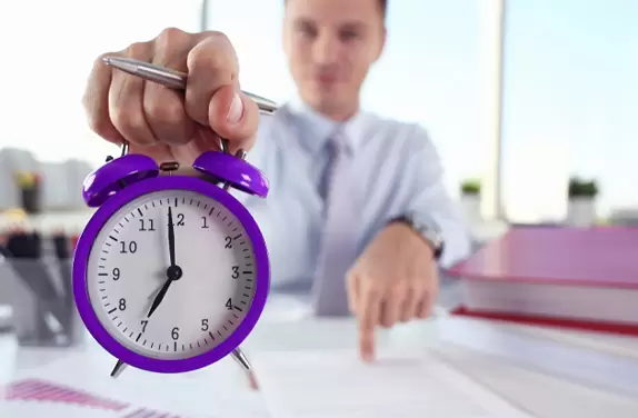 pessoa utilizando um relogio para simbolizar a falta de tempo, dando a semiótica de gatilhos de urgência