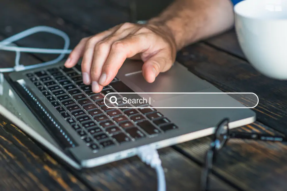 homem procurando encontrar melhores palavras-chave para seu site