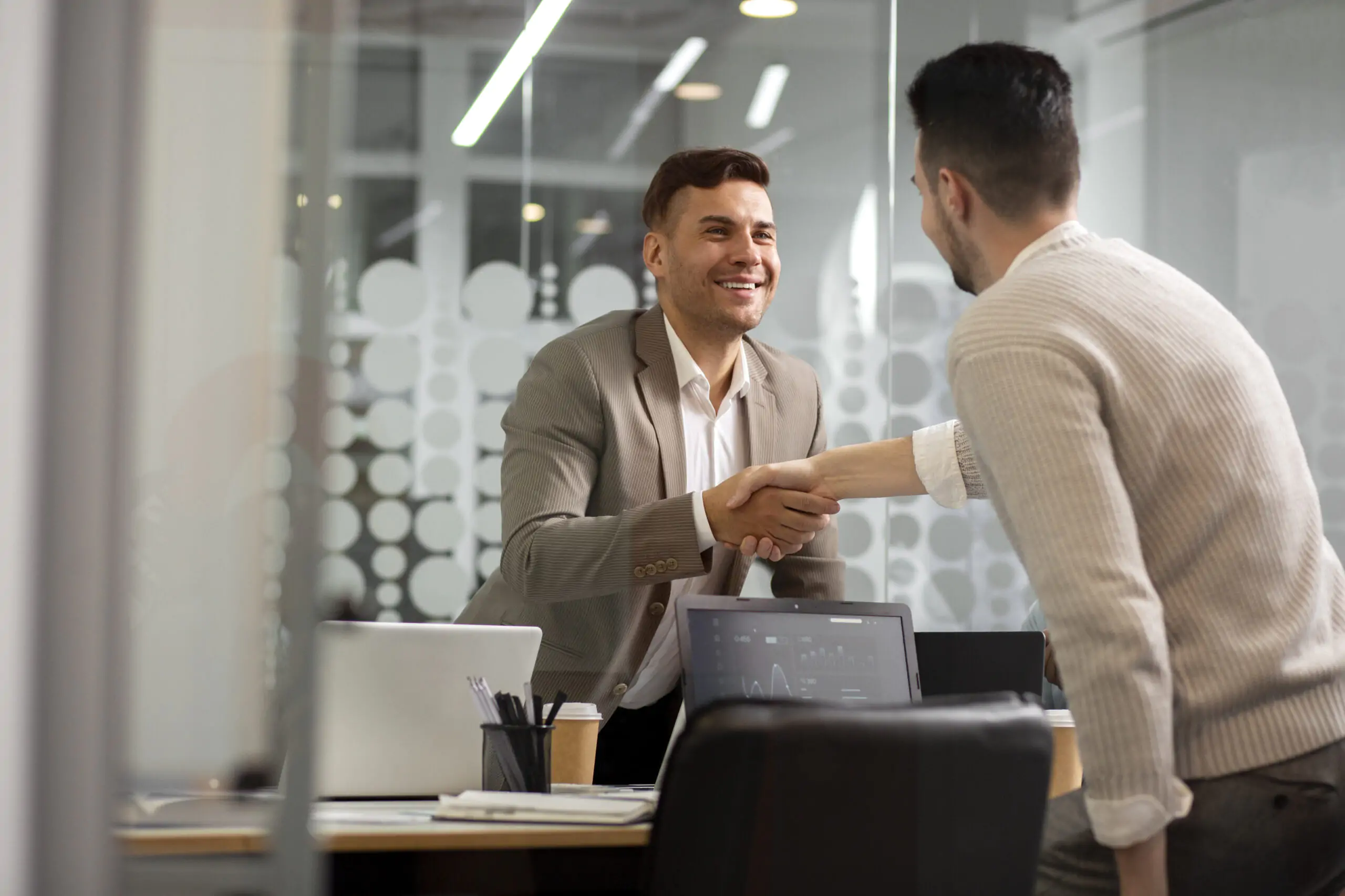 Homem conversando com um consultor de vendas.