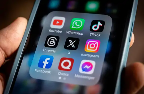 aplicativos de social media de um celular para representar as tendências de social media para 2024