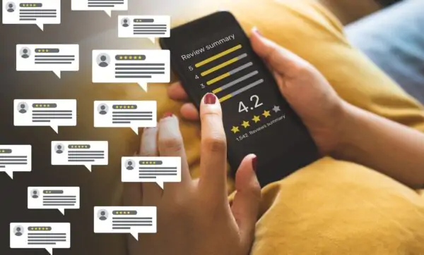 pessoa avaliando e construindo uma reputação online para uma empresa