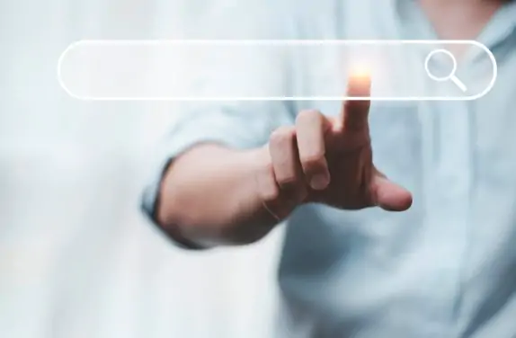 imagem de uma pessoa pesquisando sobre intenção de busca